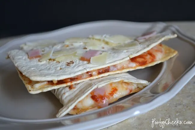 Easy Flatbread Pizza Sandwich Recipe - A quick lunch or easy dinner idea