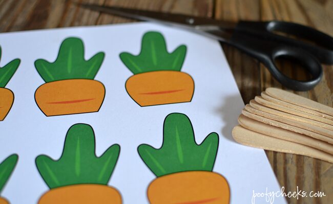 Printable Carrot Cupcake Toppers - Add to Oreo 'Dirt' Cupcakes for an Easter Bunny treat!