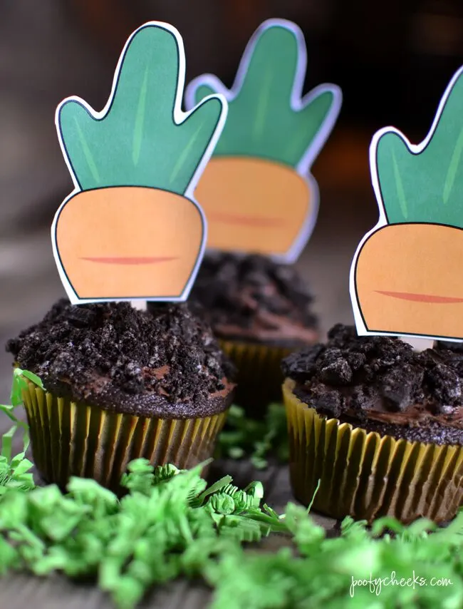 Printable Carrot Cupcake Toppers - Add to Oreo 'Dirt' Cupcakes for an Easter Bunny treat!