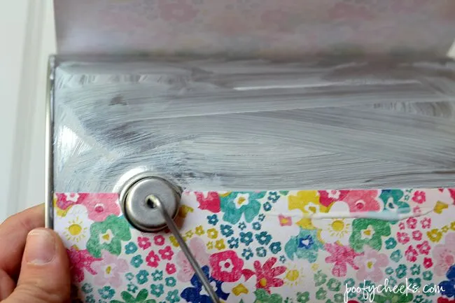 Make a Pretty Paint Can - 15 minute DIY | https://poofycheeks.com @kelsalexandra