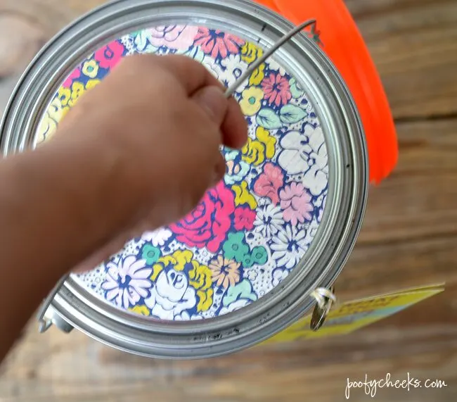 Need a fun housewarming gift idea? Stuff a paint can with paint supplies and tie on this free printable tag.