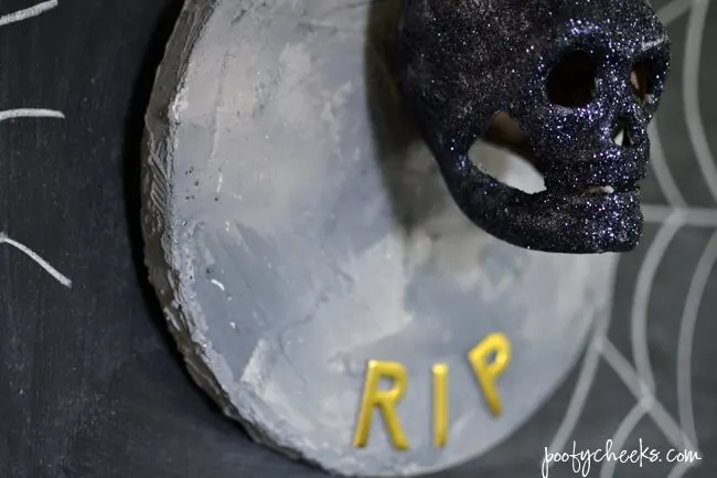 Halloween Skull and Headstone Craft - Use foam discs #MakeItFunCrafts