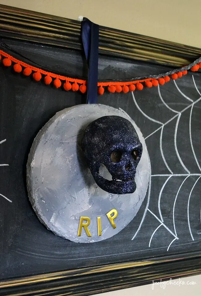Halloween Skull and Headstone Craft - Use foam discs #MakeItFunCrafts