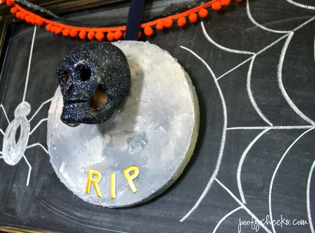 Halloween Skull and Headstone Craft - Use foam discs #MakeItFunCrafts