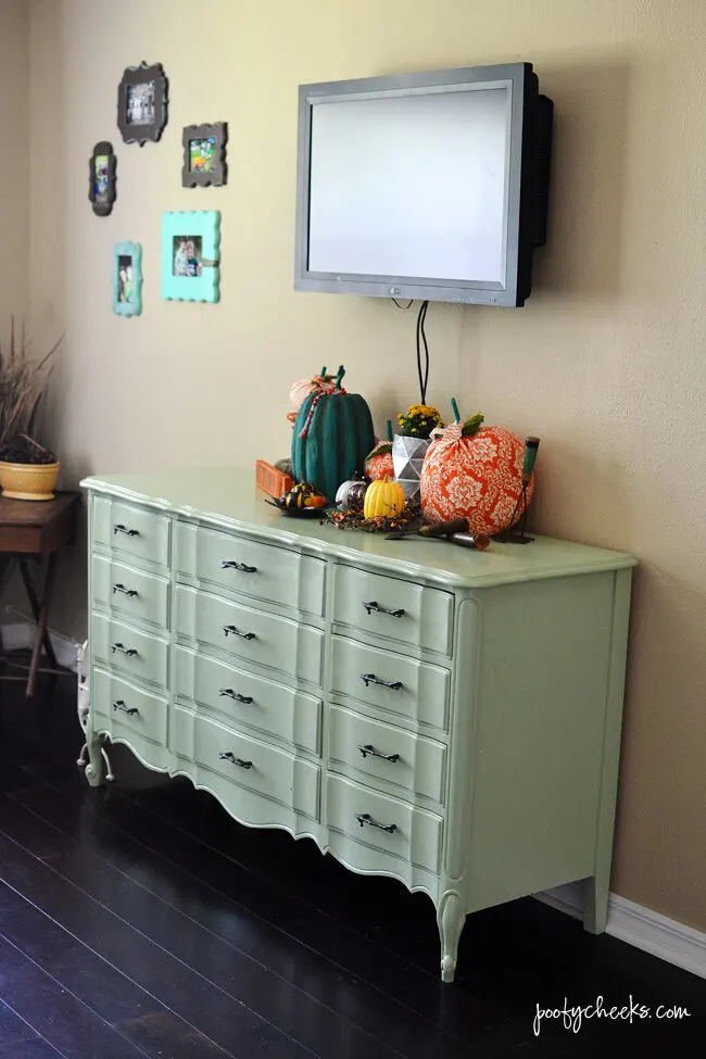 Visit our home decorated in aqua and oranges - Fall Blog Home Tour @poofycheeksblog