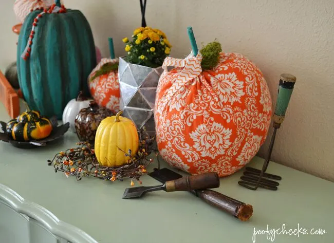 Visit our home decorated in aqua and oranges - Fall Blog Home Tour @poofycheeksblog