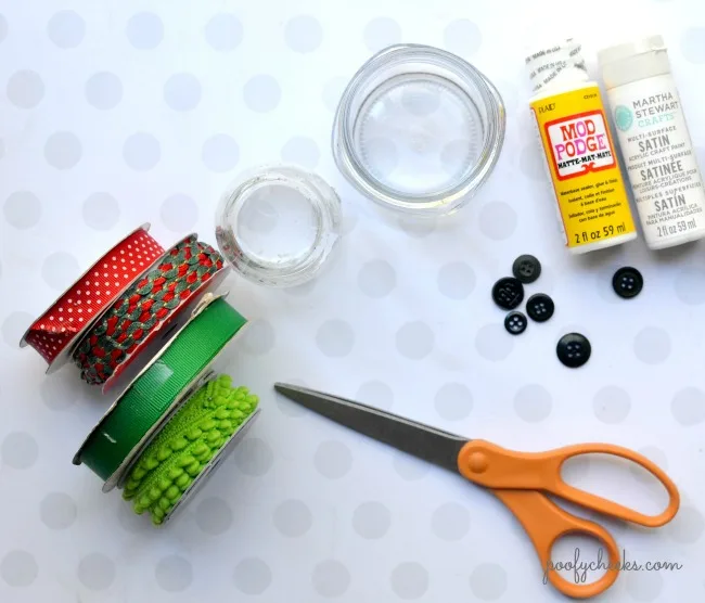 DIY Repurposed Glass Jar Luminaries - Turn glass jars into these cute snowmen!