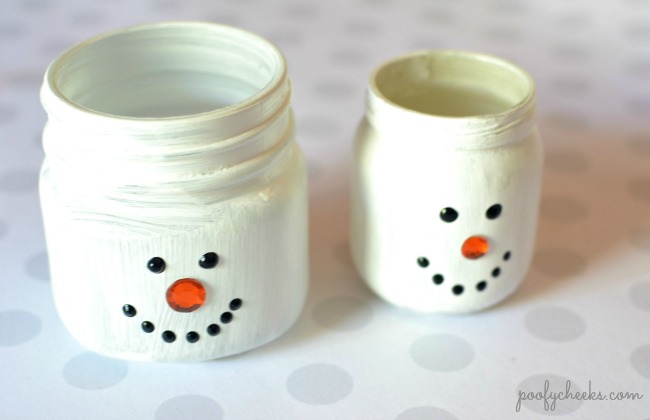 DIY Repurposed Glass Jar Luminaries - Turn glass jars into these cute snowmen!