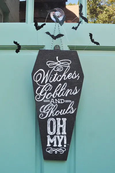 10+ Halloween Signs for Halloween that you can easily DIY!