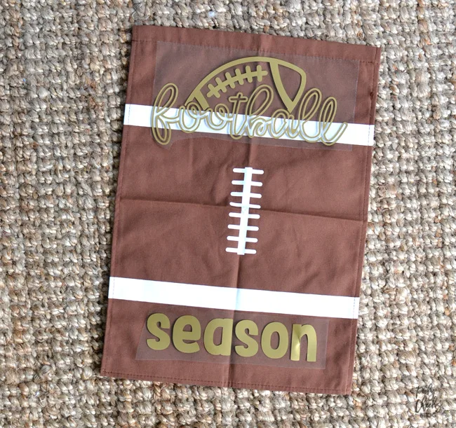 Football Yard Flag with heat transfer vinyl. A Silhouette project - a Cricut project. Grab the cut file, HTV and football flag to make your own.