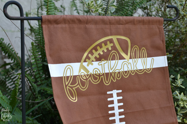 Football Yard Flag with heat transfer vinyl. A Silhouette project - a Cricut project. Grab the cut file, HTV and football flag to make your own.